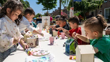 Kinderen verven en knutselen